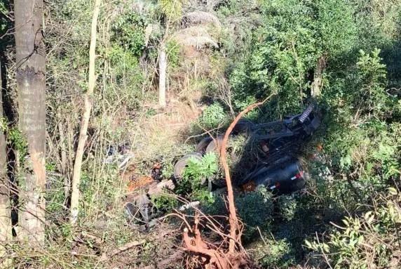 Motorista morre e outro fica ferido após caminhão com combustível cair em barranco na RS-342