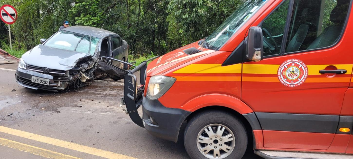 Acidente na BR-153 deixa vítima presa às ferragens entre Três Arroios e Severiano de Almeida