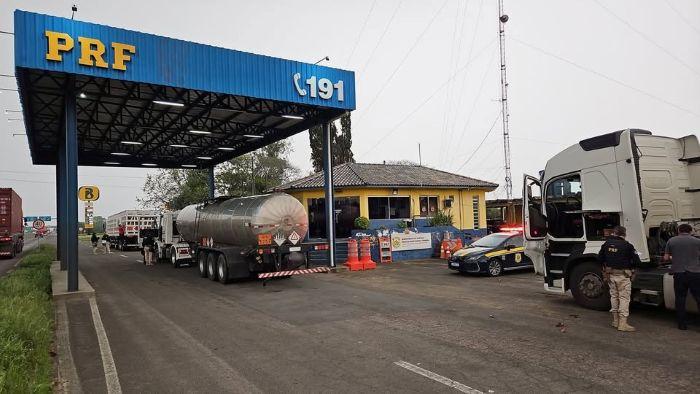 Adolescente é flagrado pela PRF dirigindo carreta com carga perigosa