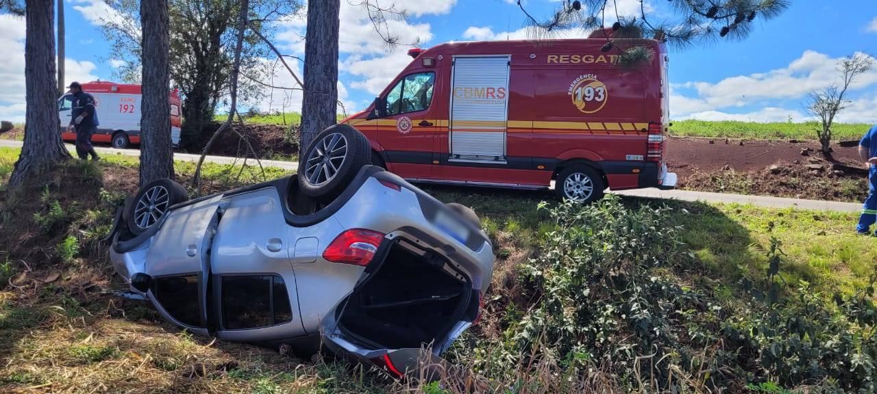 Capotamento na RS-477 deixa duas pessaos feridas mobiliza bombeiros e SAMU entre Erechim