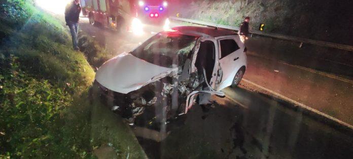 Homem fica gravemente ferido em colisão entre carro e carreta na BR-153