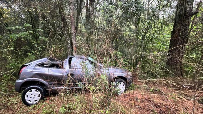 Veículo capota após sair da pista entre Passo Fundo e Marau