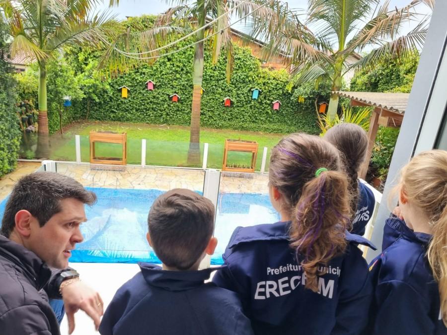 “Zum Zum... Descobrindo o Mundo das Abelhas” encanta crianças da Escola Ruther