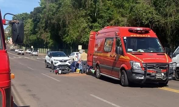 Acidente entre caminhonete e motocicleta deixa uma pessoa ferida em Erechim