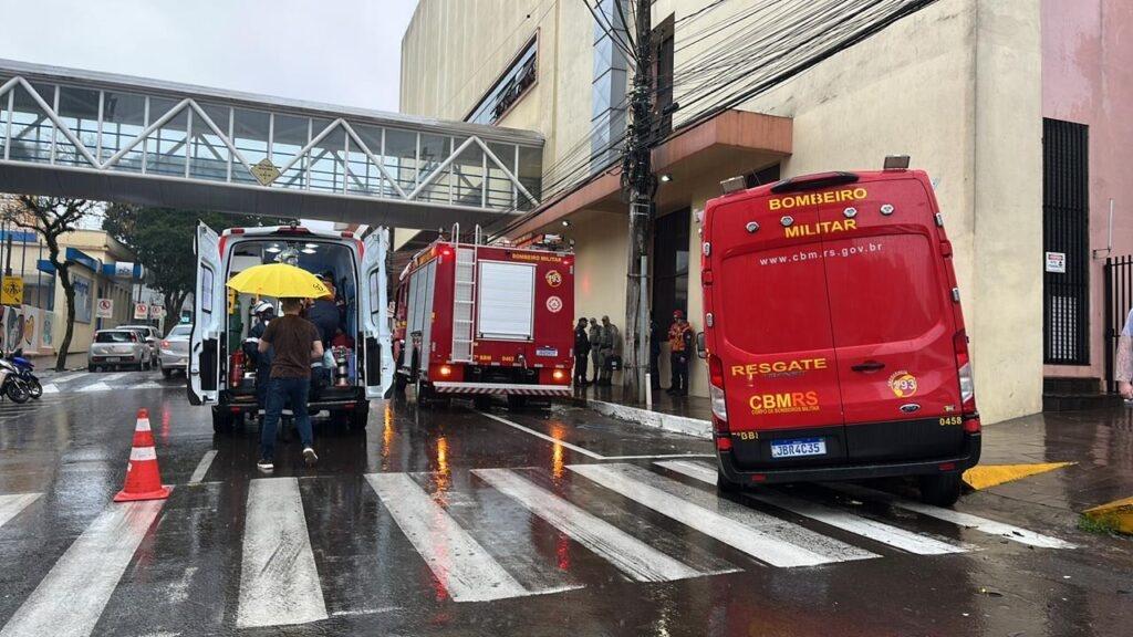 Ambulância dos Bombeiros é atingida por carro no Centro de Passo Fundo