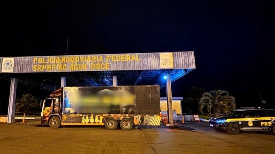 Caminhão com fachada de banda é flagrado transportando carga ilegal em Santa Catarina