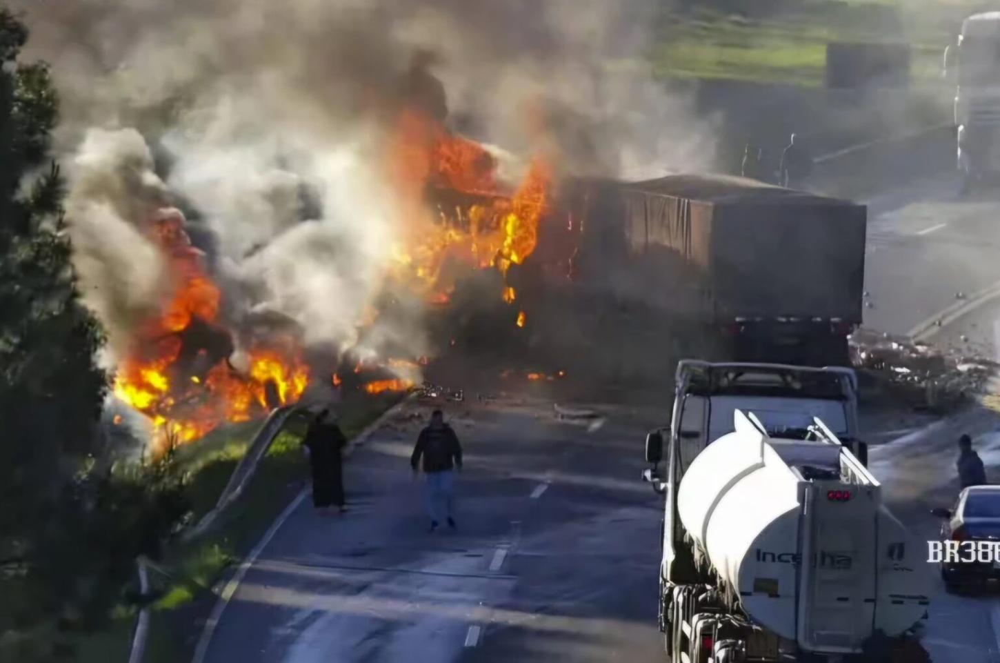Grave colisão entre caminhões deixa dois mortos na BR-386