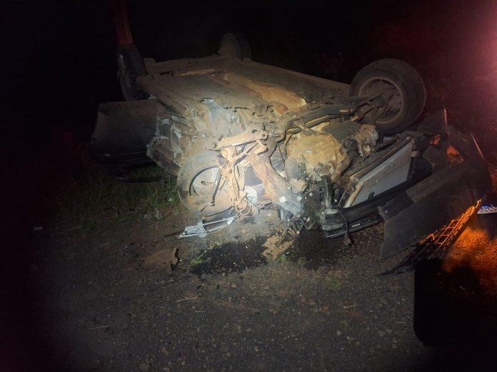 Homem fica ferido em colisão entre carro e caminhão seguida de capotamento em Seara