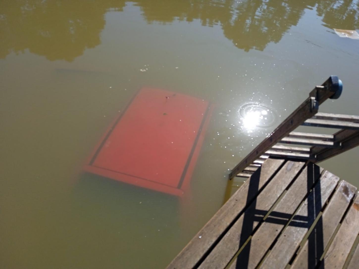 Idoso é resgatado após carro cair em açude