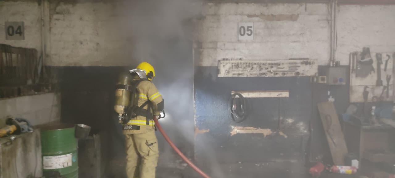 Incêndio em mecânica mobiliza Corpo de Bombeiros em Erechim