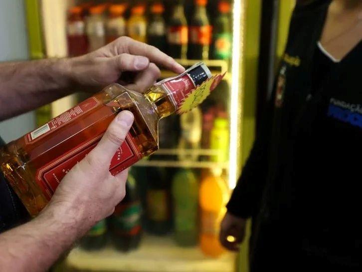 Intoxicação por metanol no Brasil já causa 36 casos e sete mortes