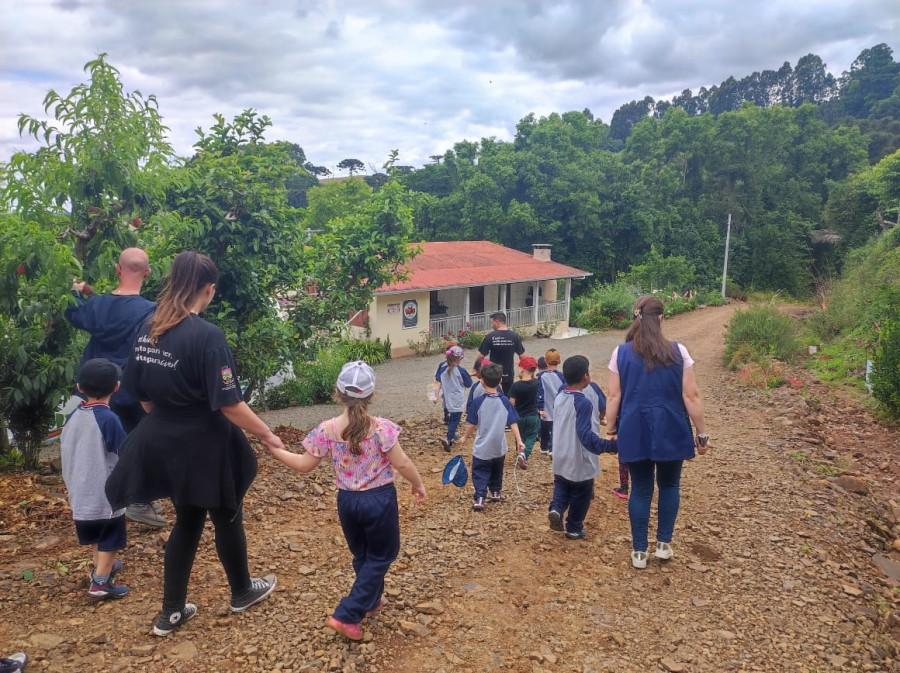Alunos do Pré A 5 vivenciam projeto sobre vida no campo e visitam propriedade rural
