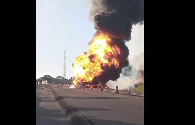 Caminhão com botijões de gás pega fogo e bloqueia BR-386 em Mormaço