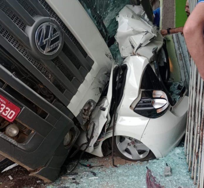 Caminhão desgovernado atinge veículos em Herval d’Oeste