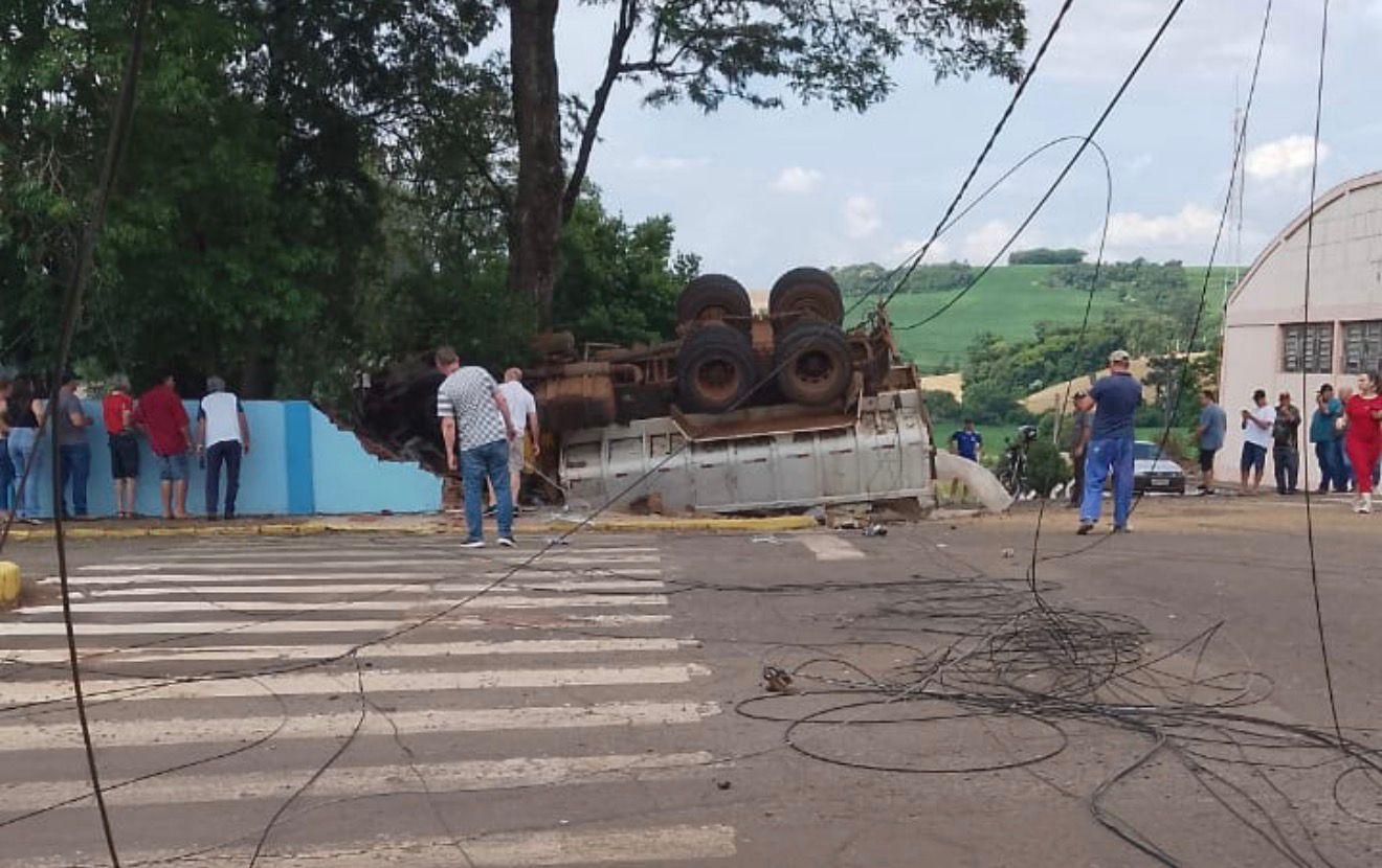 Caminhão perde o controle, invade escola e deixa motorista preso às ferragens em Jacutinga
