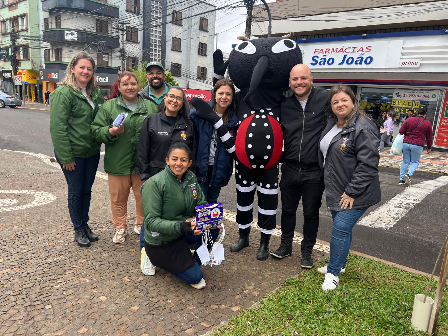 Erechim reforça combate à dengue com ação educativa na Esquina Democrática