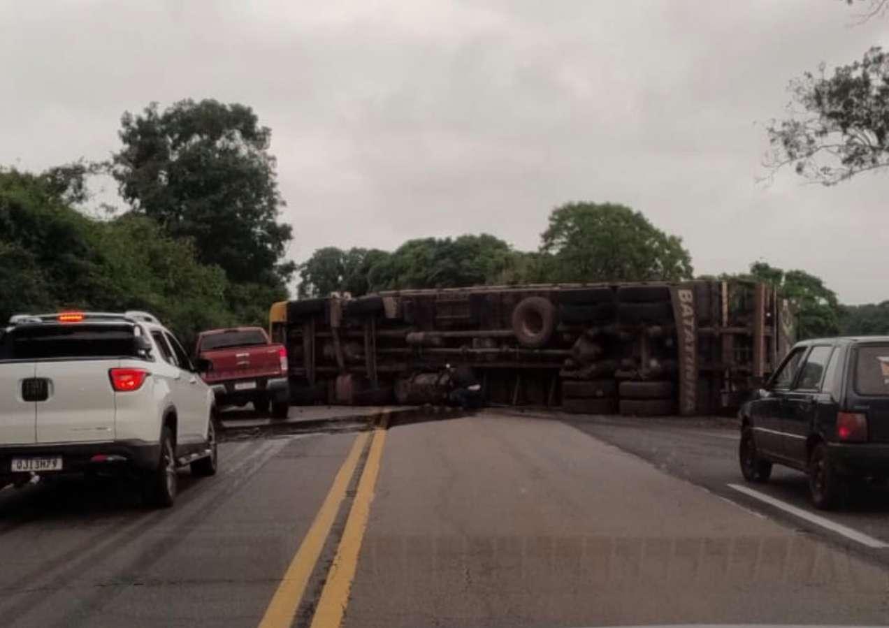 ERS-135 ficou totalmente bloqueada após tombamento próximo ao trevo de Sertão