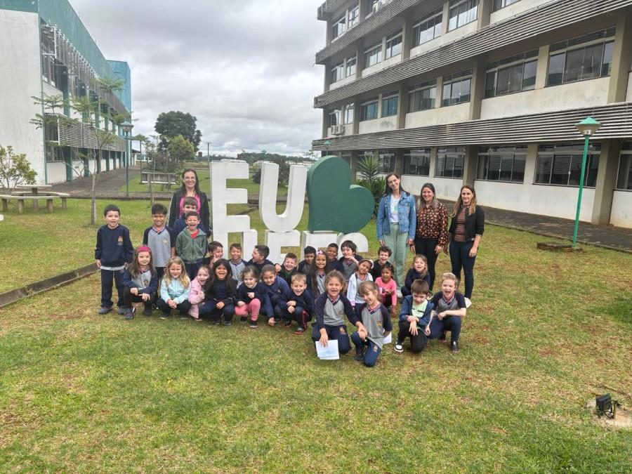 Escola Irmã Consolata realiza visita à UFFS com experiência investigativa sobre animais do jardim