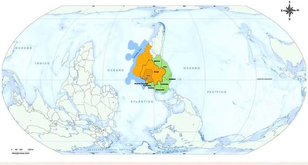 IBGE mostra mapa-múndi invertido na COP 30, destacando o Pará como centro do mundo