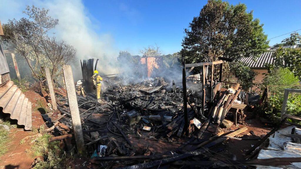 Incêndio destrói casa em Pontão e deixa moradora ferida