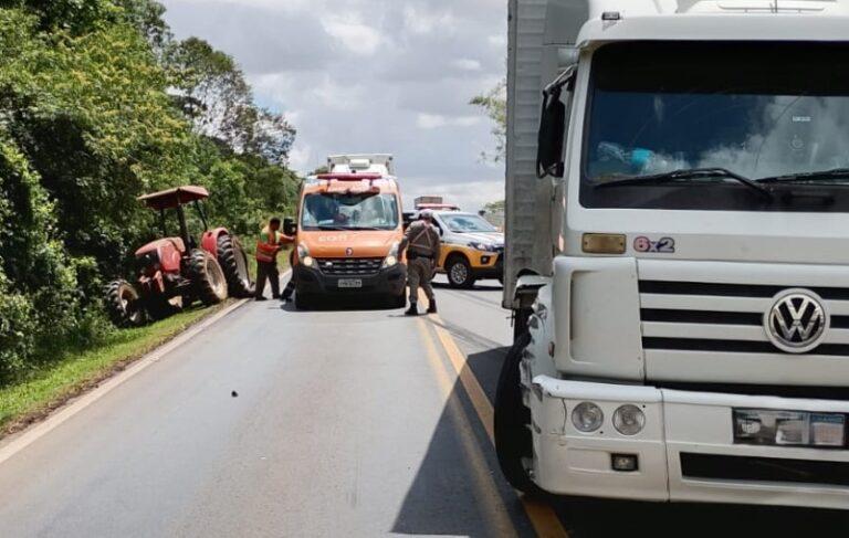 Trator e caminhão se envolvem em acidente na ERS-135, em Passo Fundo