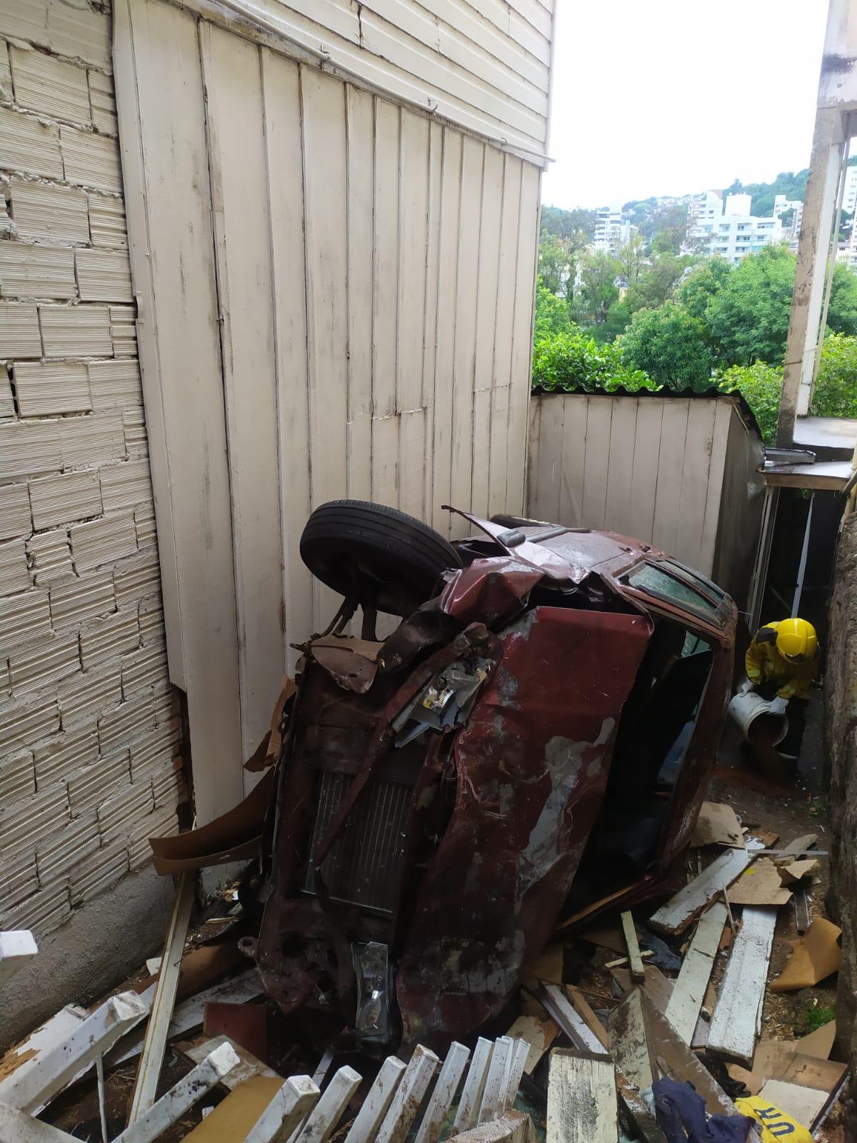 Carro invade residência em Joaçaba