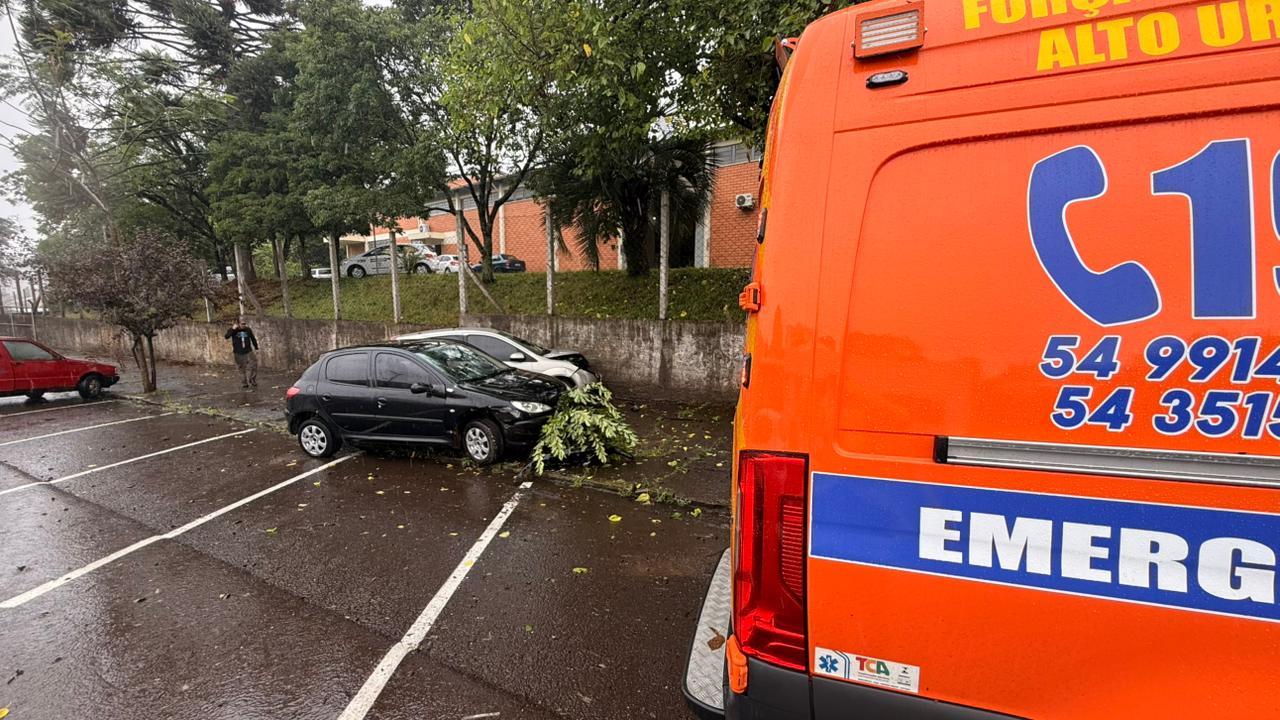 Colisão entre dois carros deixa um ferido na Avenida Farrapos, em Erechim