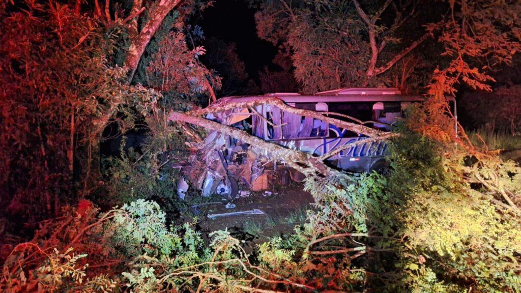 Grave colisão entre van e caminhão deixa 11 pessoas feridas na ERS-324, em Passo Fundo