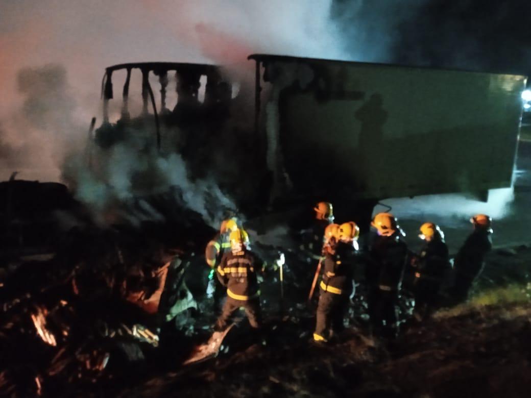 Grave colisão provoca incêndio e mata duas pessoas na BR-153