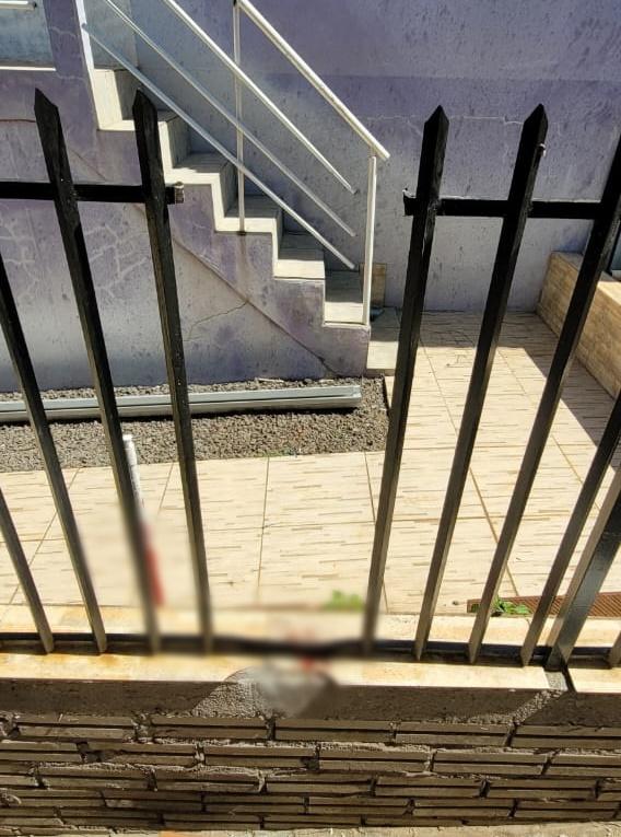 Homem sofre queda de telhado e fica preso em grade no bairro Paiol Grande