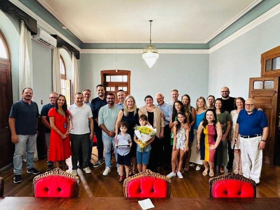 Jornalista Andressa Collet é homenageada com Troféu Castelinho em Erechim