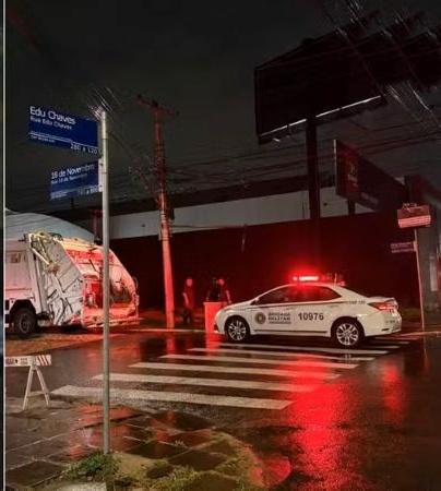 Mulher é achada morta em lixeira com mãos e pés amarrados, em Porto Alegre