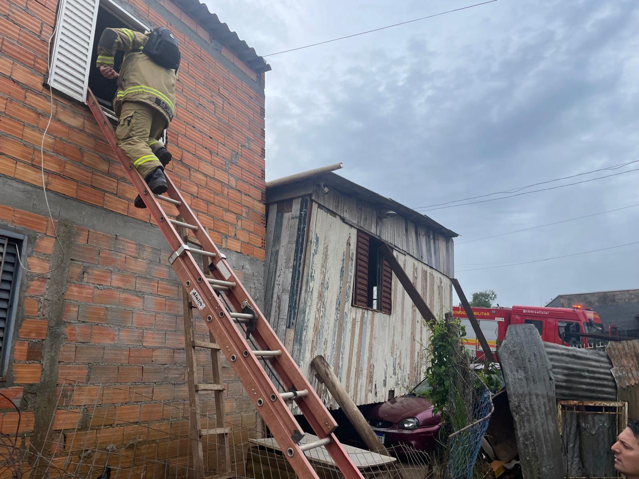 Residência desaba parcialmente e mobiliza Corpo de Bombeiros em Erechim na véspera de Natal
