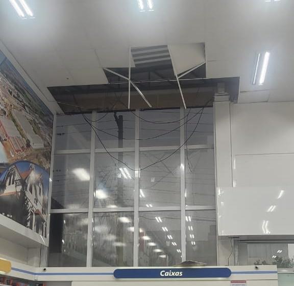 Teto de farmácia apresenta desabamento parcial no Centro de Erechim