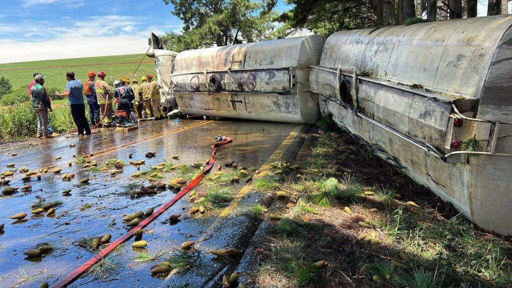 Três caminhões se envolvem em grave acidente na ERS-463
