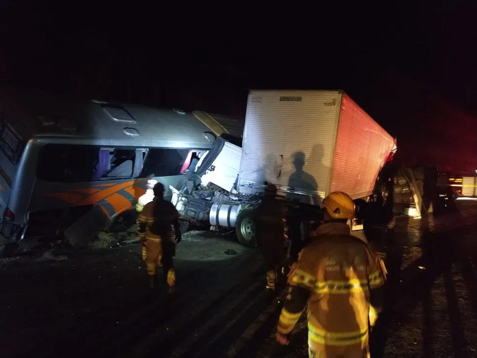 Acidente com ônibus clandestino em Minas Gerais deixa cinco mortos, entre eles um bebê