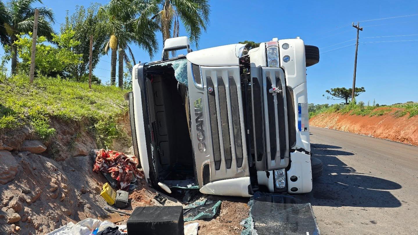 Caminhão com carga de pó de brita tomba na estrada de São Braz, em Passo Fundo