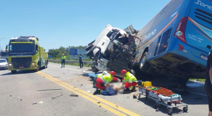 Colisão entre caminhão e ônibus deixa quatro mortos na BR-116, em Pelotas