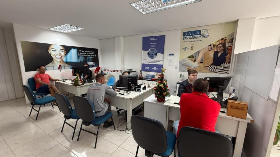 Sala do Empreendedor formaliza mais de 850 microempreendedores em 2025 e impulsiona economia local