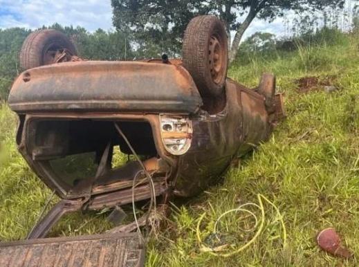 Homem é encontrado morto dentro de veículo após acidente no interior de Piratuba