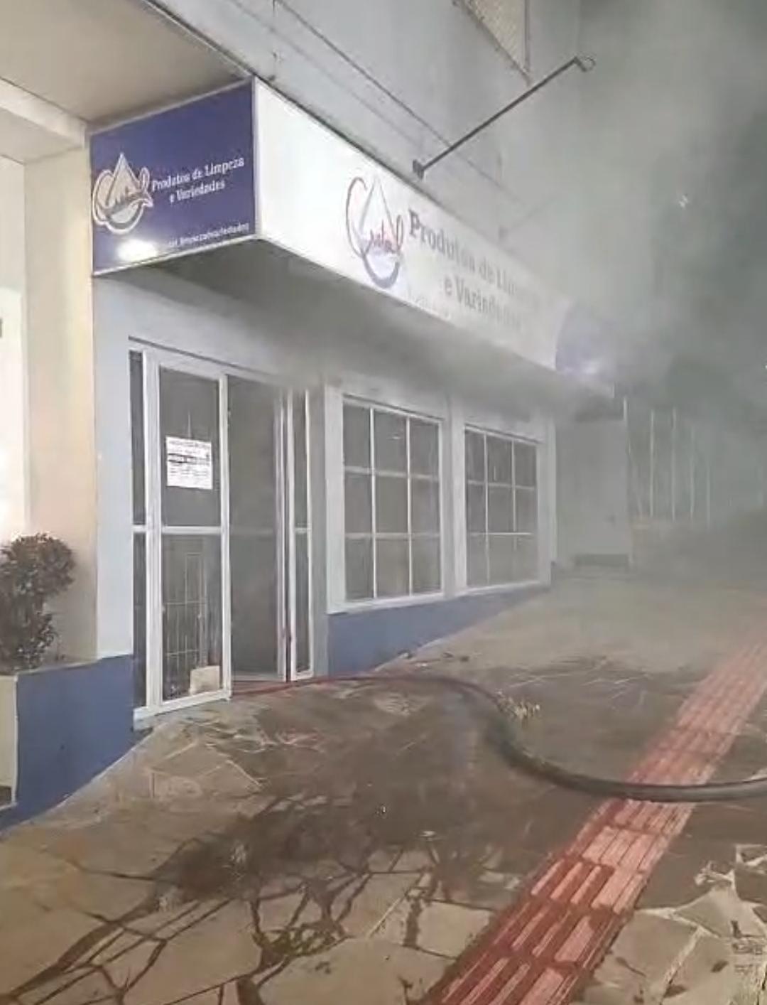 Incêndio atinge loja de material de limpeza em Erechim