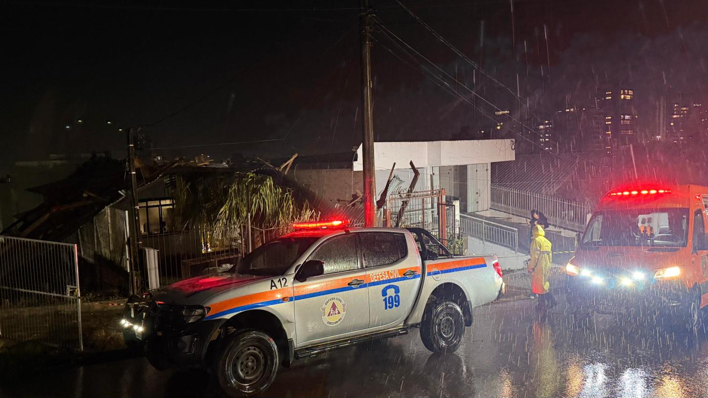 Sete pessoas são resgatadas após casa ser atingida por telhado em Erechim