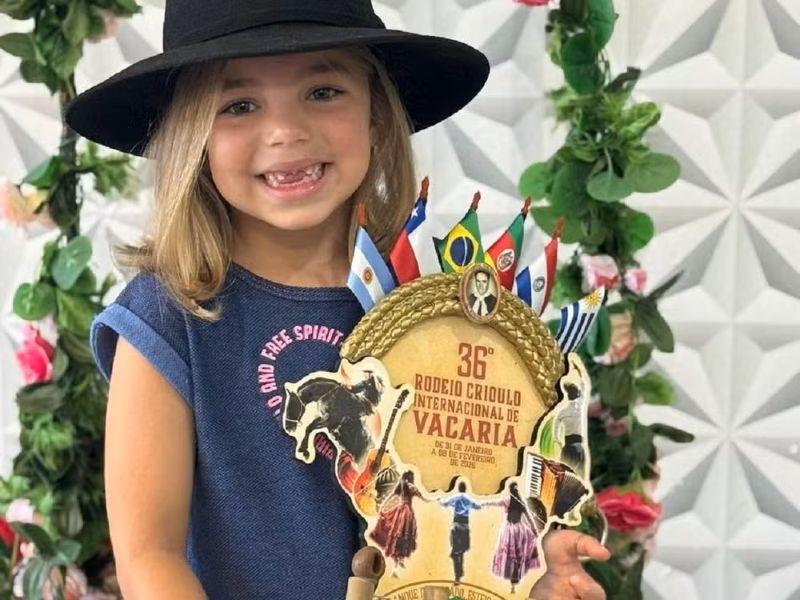 Vitória e solidariedade: laçadora de 5 anos doa cabelo após título em Vacaria