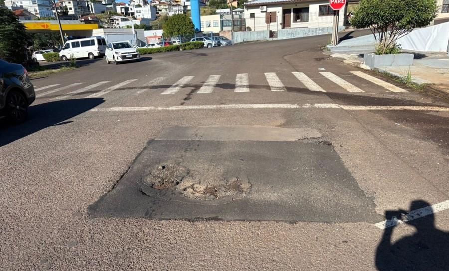 AGER aplica novas multas à Aegea/Corsan por falhas na recomposição de asfalto após reparos na rede de água