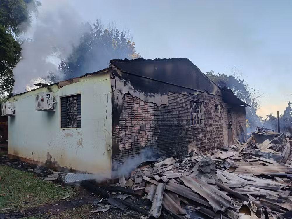 Criança de 6 anos morre em incêndio que destruiu casa no interior do RS