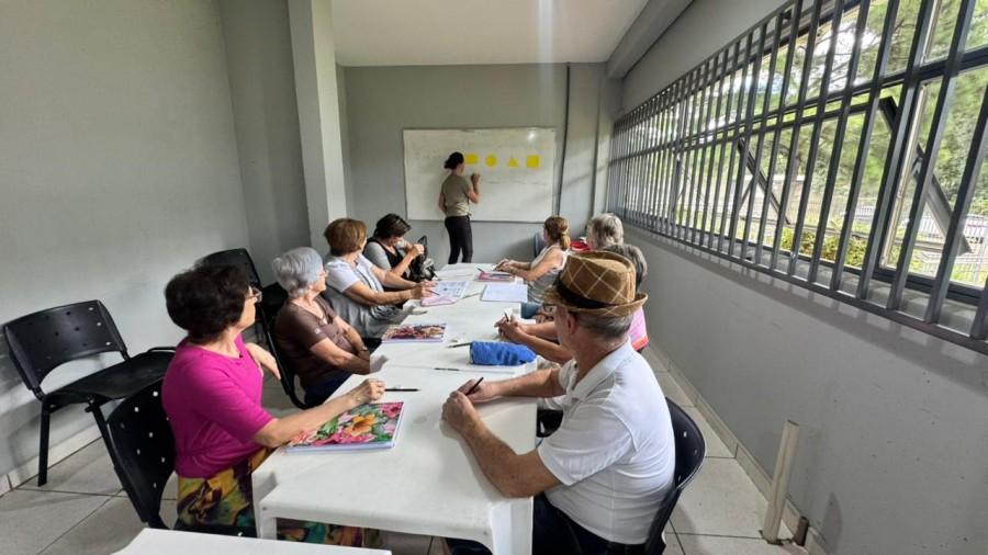 Ginástica cerebral promove estímulo cognitivo e físico para alunos do Programa 60+ em Erechim