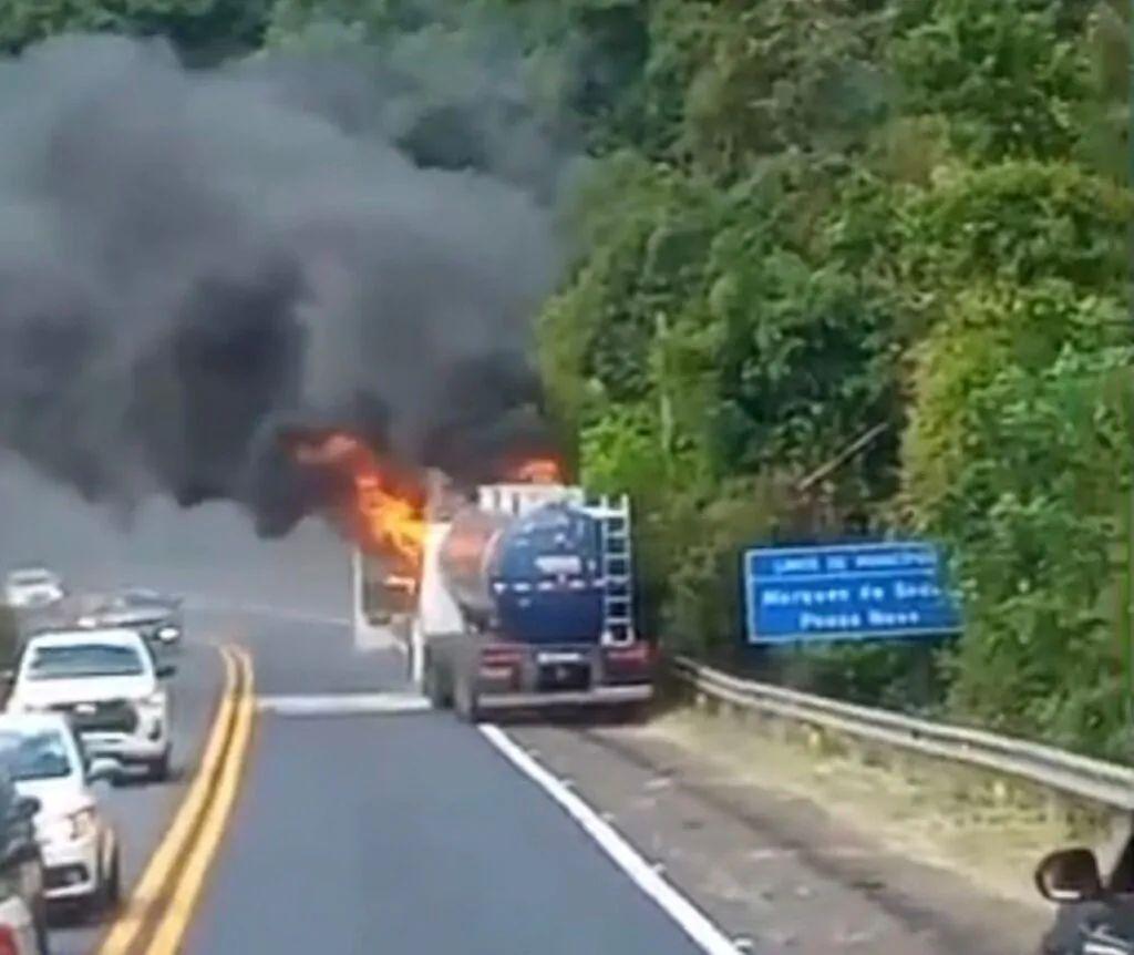 Incêndio em caminhão de combustíveis bloqueia BR-386