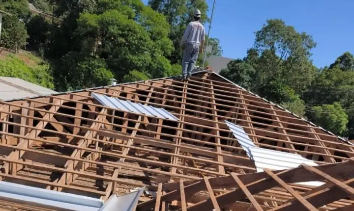 Após o forte temporal que atingiu Erechim em 23 de novembro do ano passado, a Prefeitura intensificou as ações de reconstrução e recuperação das escolas da rede municipal de ensino. As obras avançam em ritmo acelerado para garanti