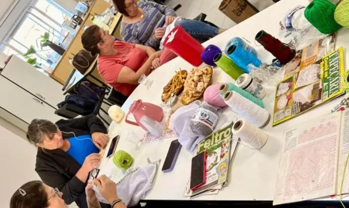 Grupo Fios e Linhas: artesanato e acolhimento transformam tardes na UBS Bela Vista