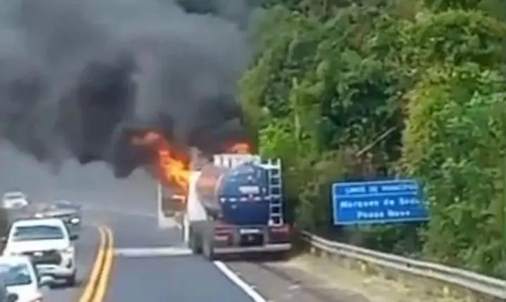 Incêndio em caminhão de combustíveis bloqueia BR-386